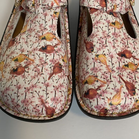 Alegria Cardinal Bird Print  Slip On Clogs Size 37 - Picture 2 of 11